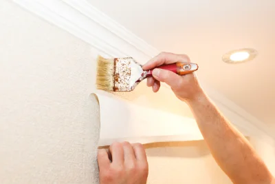 Pose de papier peint à Pouze — revêtements muraux et toiles de verre